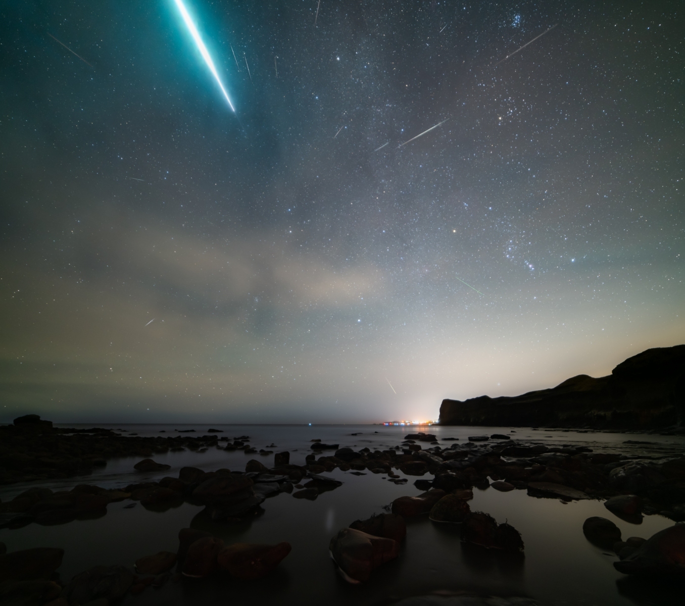 Geminids-over-Sandsend-Timeblend